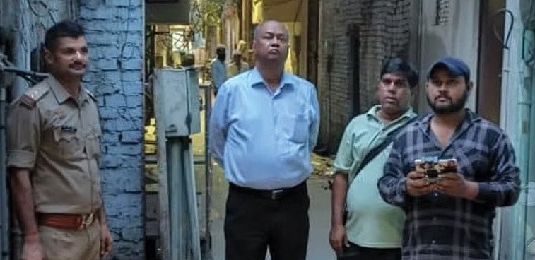 मैनहोल के सहारे चल रही थी बिजली चोरी...पाइप के सहारे मैनहोल के अंदर पैनल तक ले गई थी अवैध केबल, तीन घरों में चल रहे थे एसी