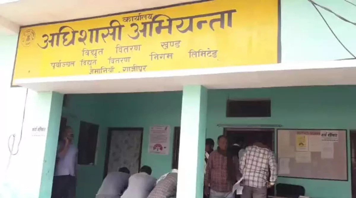 मुआवजे पर अधिकारियों की गिद्ध निगाहें : मौत के मुआवजे में परिजनों से हिस्सा मांग रहे हैं बिजली विभाग के भ्रष्ट अधिकारी