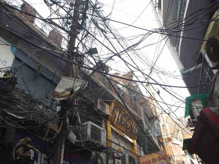 केबिल ऑपरेटरों की मनमानी के चलते खंभे पर केबिल का जाल ऐसा कि लाइनमैन भी चकरा जाए
