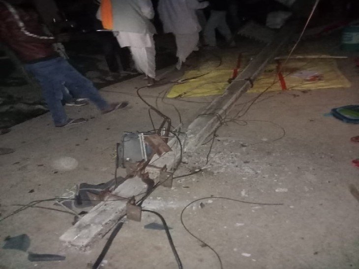 बिजली की लाइन खींचने के दौरान जर्जर खंभा गिरने से छात्र घायल