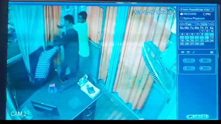 बिजली का बिल निकलवाने आए युवकों ने कंप्यूटर आपरेटर को जमकर पीटा, सीसीटीवी कैमरे में हुई घटना कैद