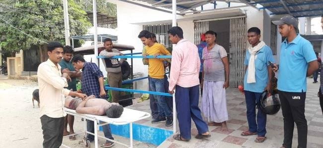 रीबैक योजना के तहत नई विद्युत लाइन बनाने करंट लगने से पोल से गिरकर मजदूर की मौत