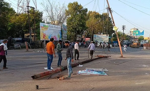 बड़ा हादसा टला : बस ने बिजली के खंभे में मारी टक्कर, आठ पोल टूटे…10,000 की आबादी हुई प्रभावित, चालक फरार