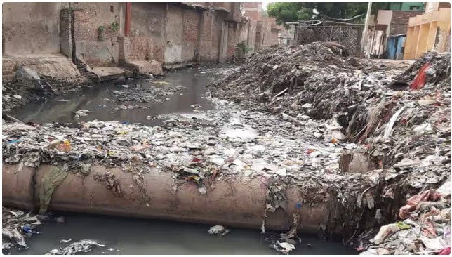 आगरा बिजली घर पर बिना टेंडर कराए अधूरा नाला बन रहा हादसों का सबक