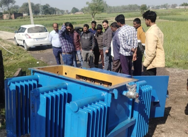 बिजली ट्रांसफार्मर के बक्शा छोड़ कर तेल और कॉपर तार उड़ा ले गए चोर