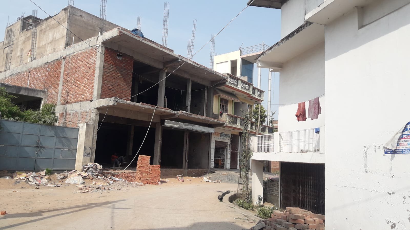 सैंया भए कोतवाल, तब डर काहे का? … सिविल लाइन, मैनपुरी में अवर अभियन्ता मदेशिया के संरक्षण में बन रहा है तीन मंजिला मकान