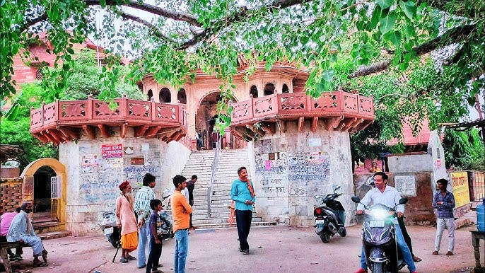 उपभोक्ता तो दूर की बात …. भगवान के घर को भी नहीं छोड़ा भ्रष्टाचारियों ने, बिना मीटर लगाए ही, 6232 यूनिट का भेज दिया 89,317 रुपये की बिजली बिल, काटी आरसी